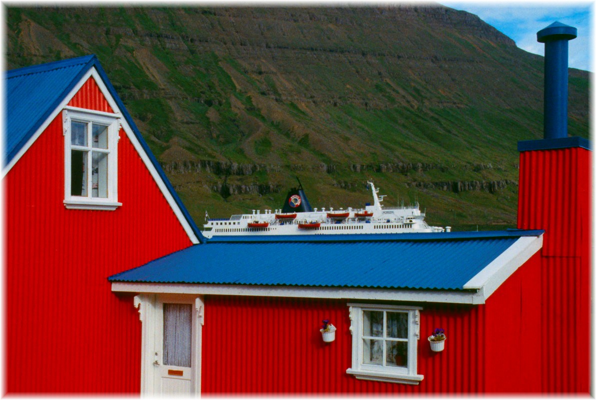 Island, Die Norröna in Hafen von Seydisfjördur