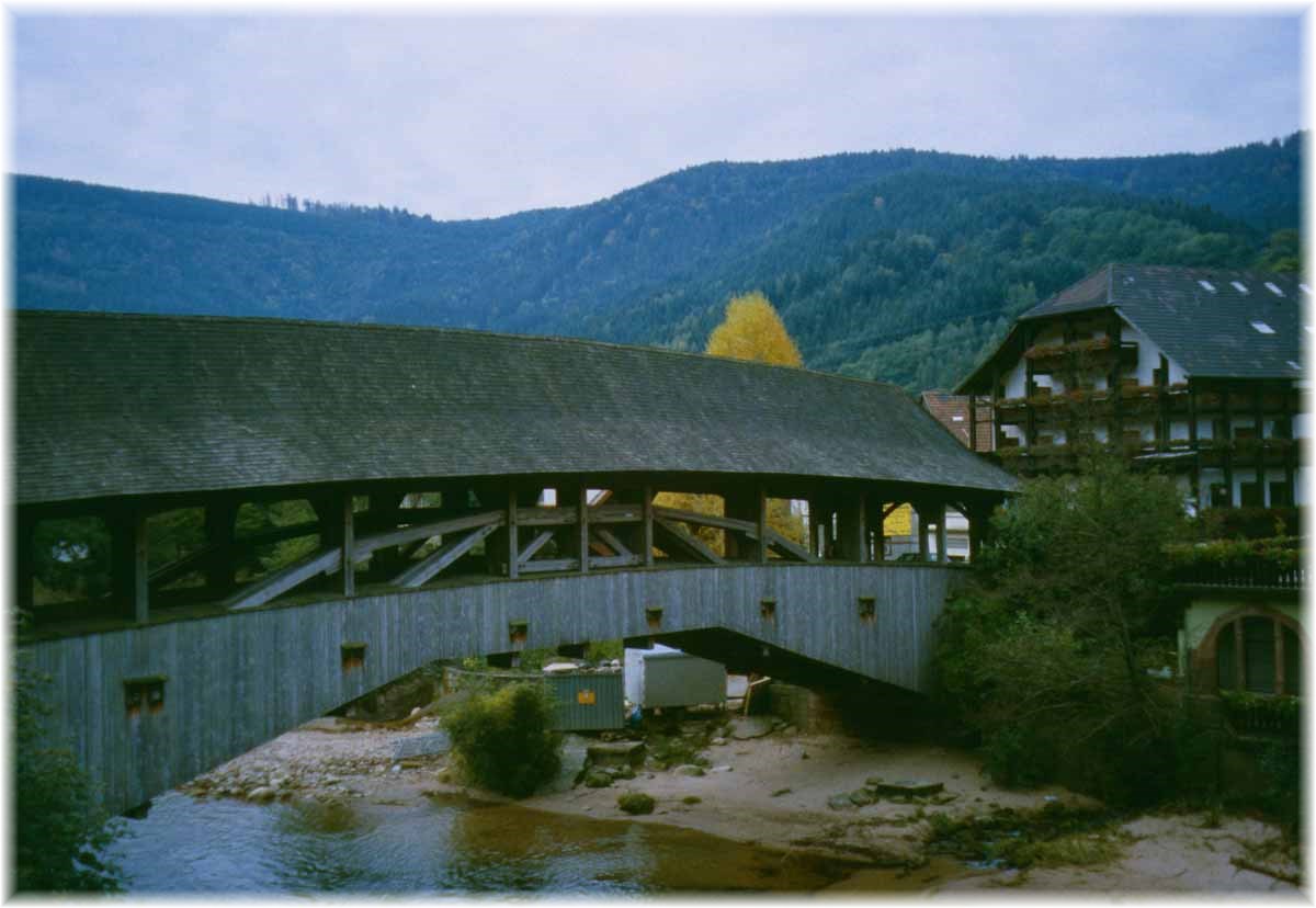 Fernwanderweg E1, Schwarzwald, Forbach: Holzbrücke über die Murg