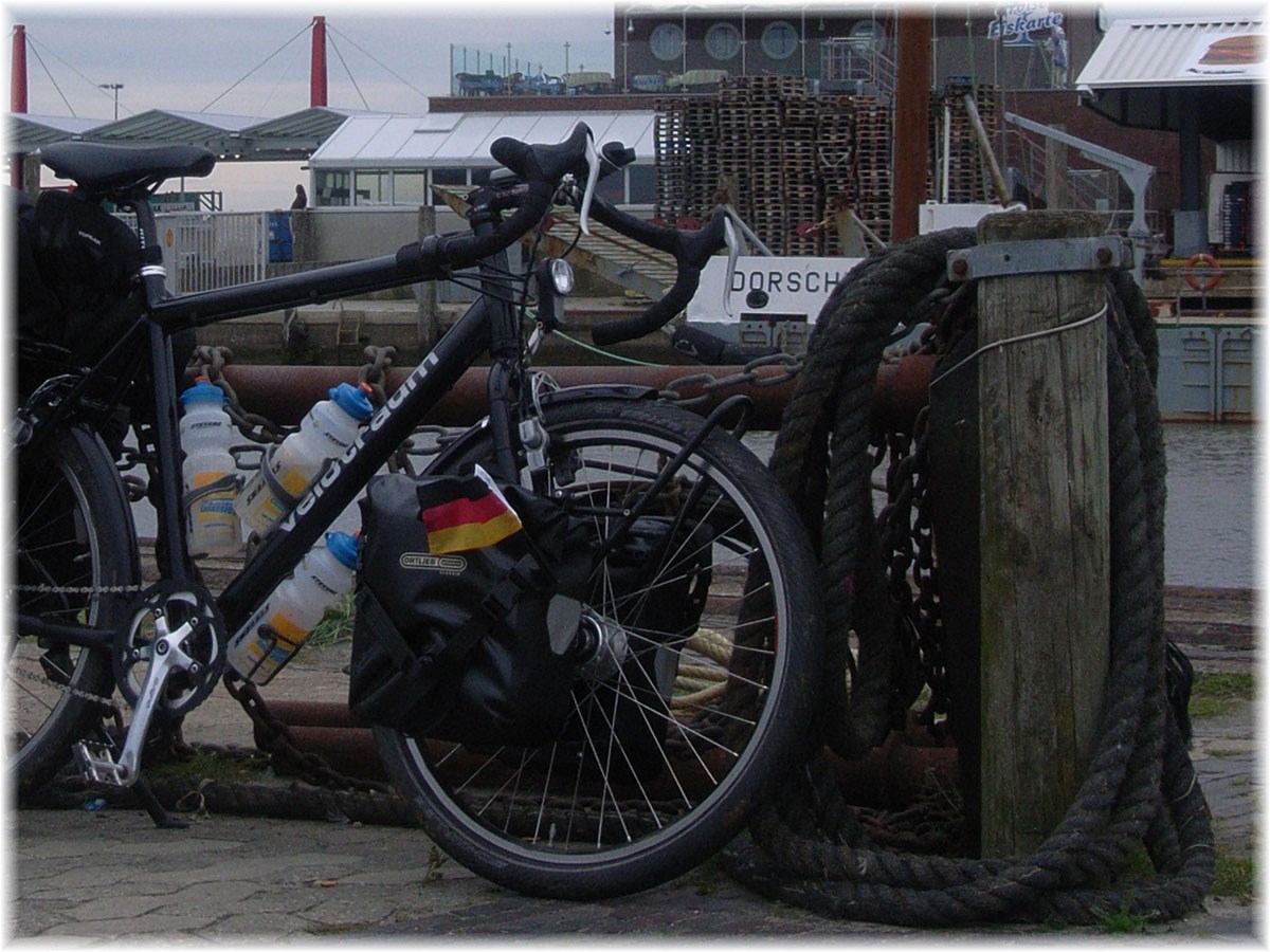 Nordseeküstenradweg, North Sea Cycle Route, Deutschland, Velotraum im Hafen von Harlesiel