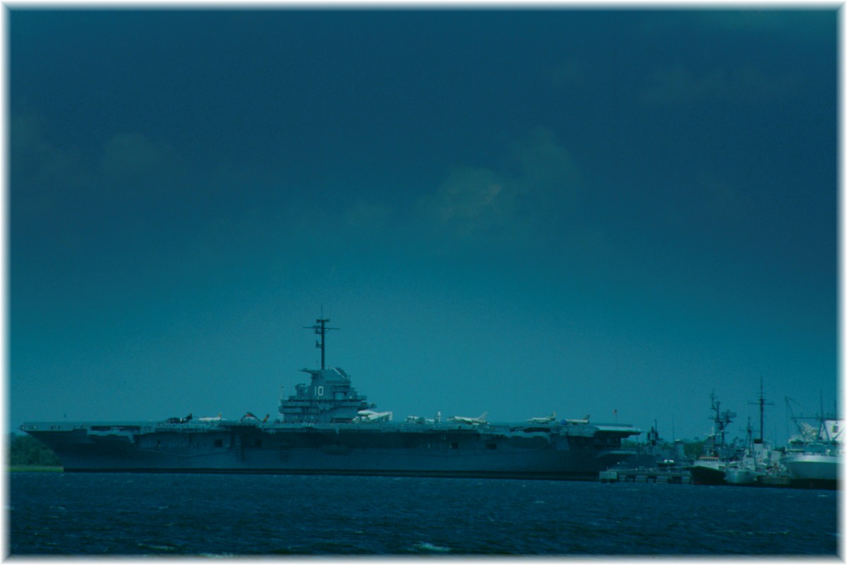 USA, USS Yorktown CV-10 im Hafen von Charleston, SC