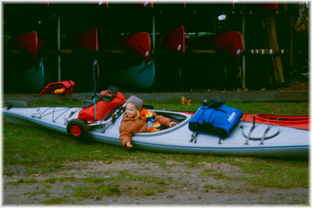 Start in Plön, meine ältere Tochter Johanna testet das Boot